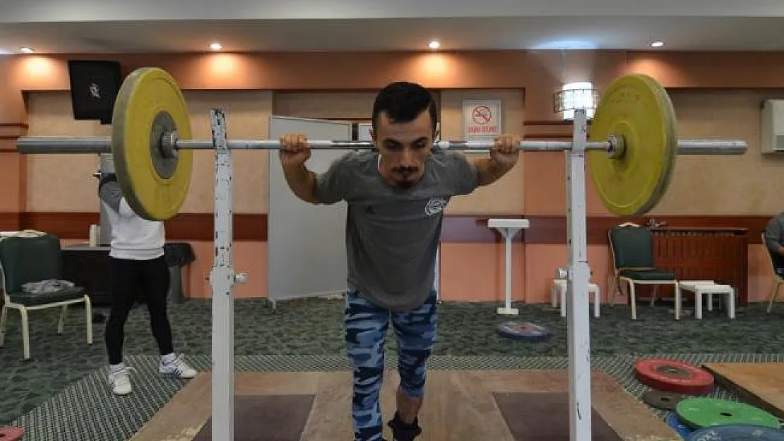 Milli halterciler Avrupa Şampiyonası'na hazırlanıyor