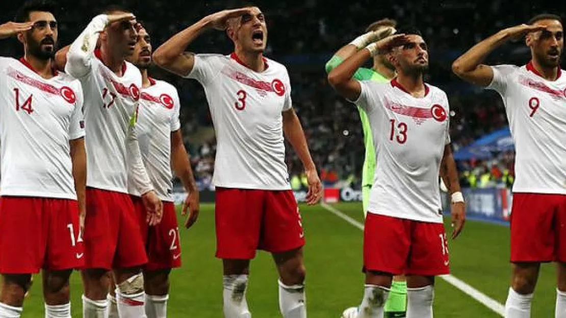 Milli Takım Asker Selamını Fransa'da Çaktı ! Fransa Rejisinden Büyük Ayıp