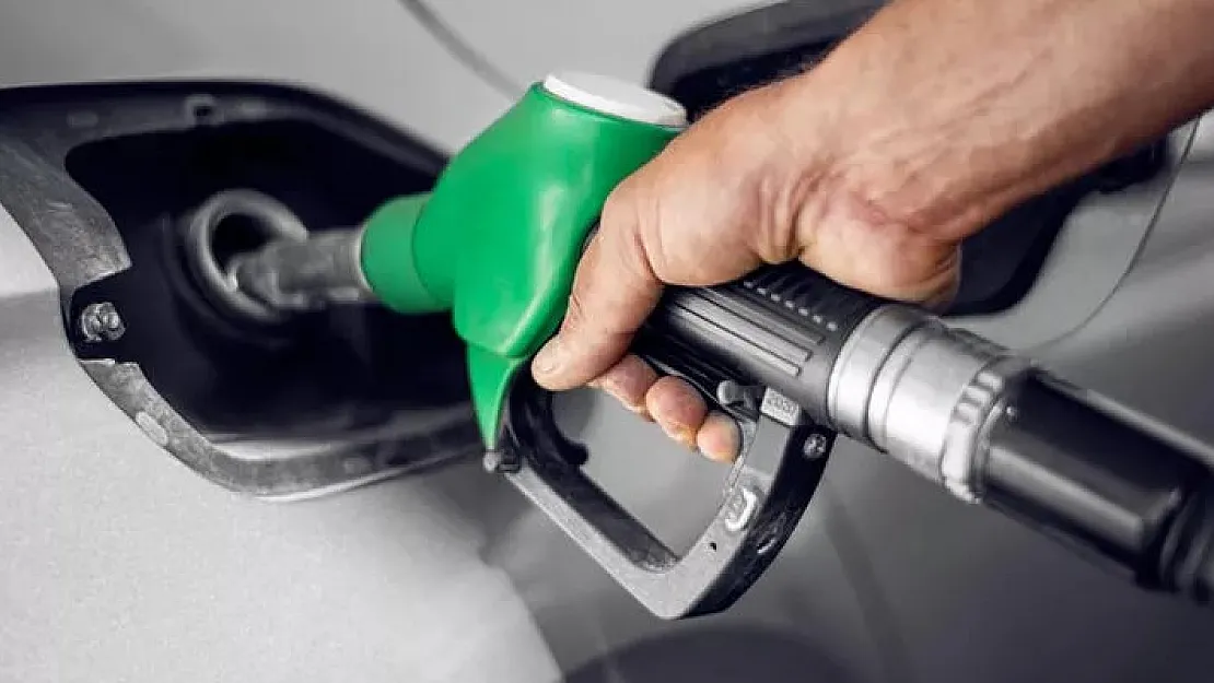 Milyonlarca otomobil sahibi bayram edecek: Benzin motorin ve LPG'ye rekor indirim geldi! Duyurular peş peşe yapıldı