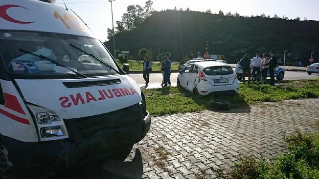 Muğla'da ambulans ile otomobil çarpıştı: 4 yaralı