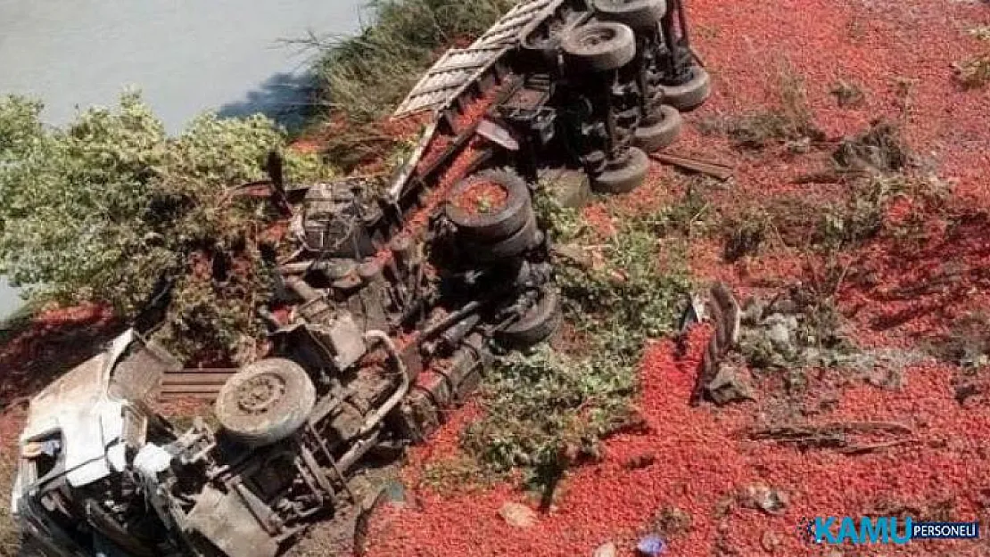 Muğla'nın Fethiye ilçesinde domates yüklü tır köprüden uçtu