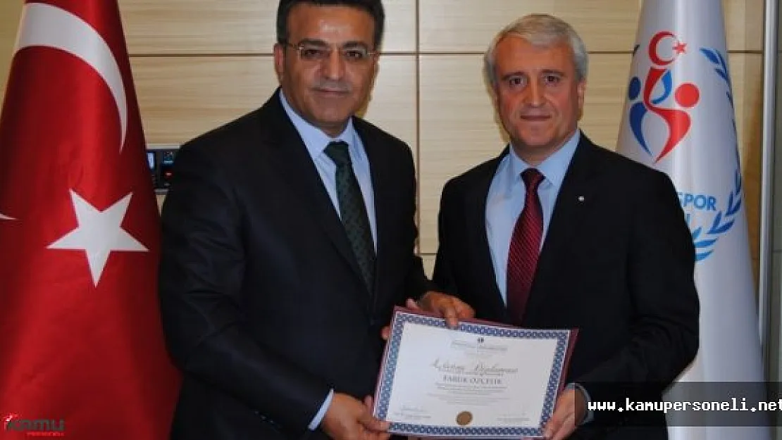 Müsteşar Özçelik AÖF Diplomasını Aldı