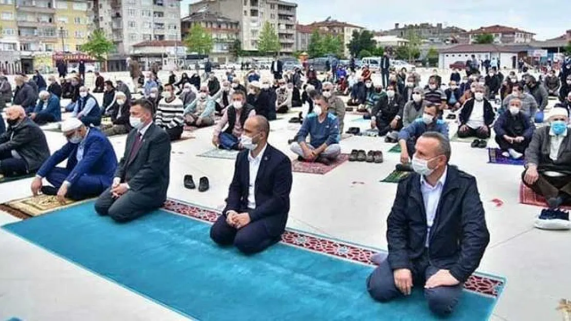 Namazda bile ayrımcılık yaptılar!