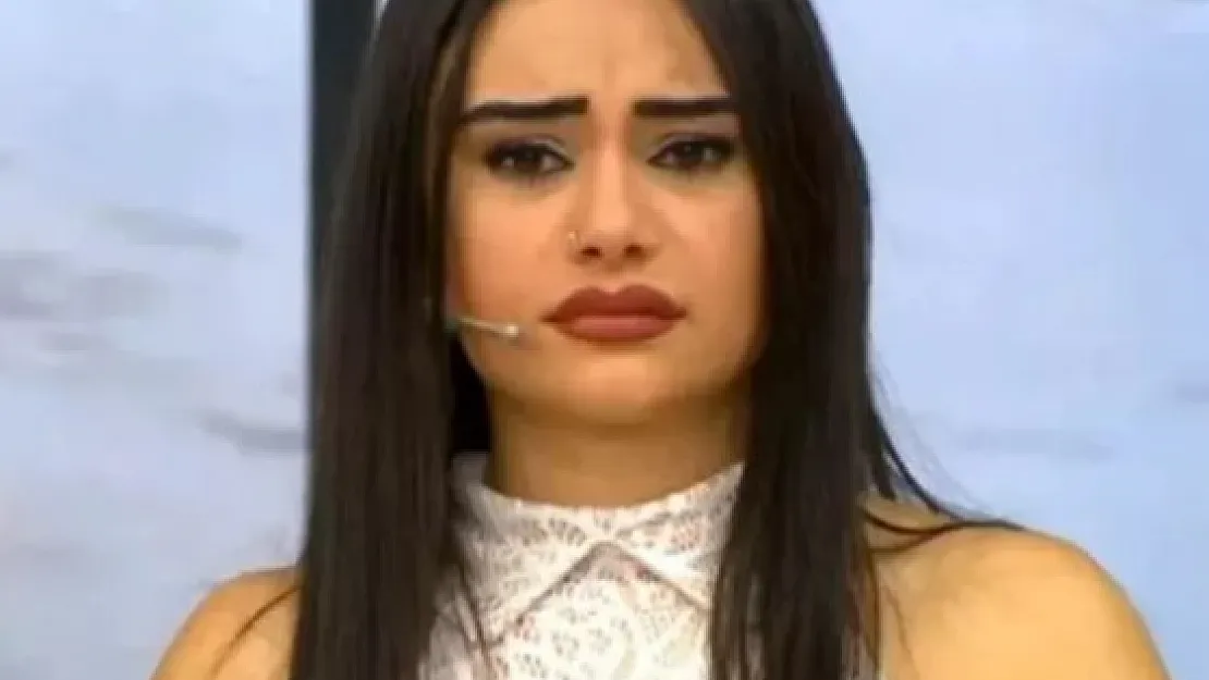 Naz Mila'dan yine olaylı bir poz! Neredeyse göğüs ucu görünüyor.. Takipçileri beğeni yağmuruna tuttu!