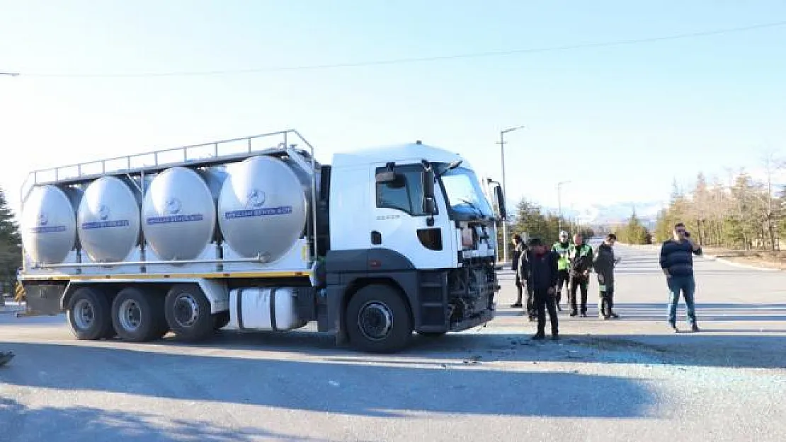 Niğde'de midibüsle süt tankeri çarpıştı: 7 yaralı