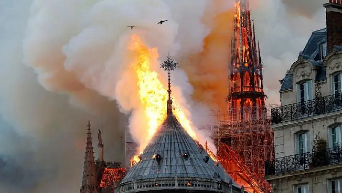 Notre Dame'daki Korkunç Yangın 8,5 Saat Sonra Söndürüldü!