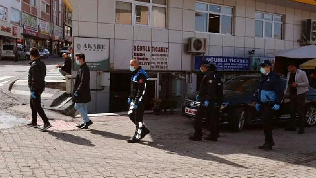 O ilimizde yeni koronavirüs tedbiri: Yan yana yürümek yasaklandı!