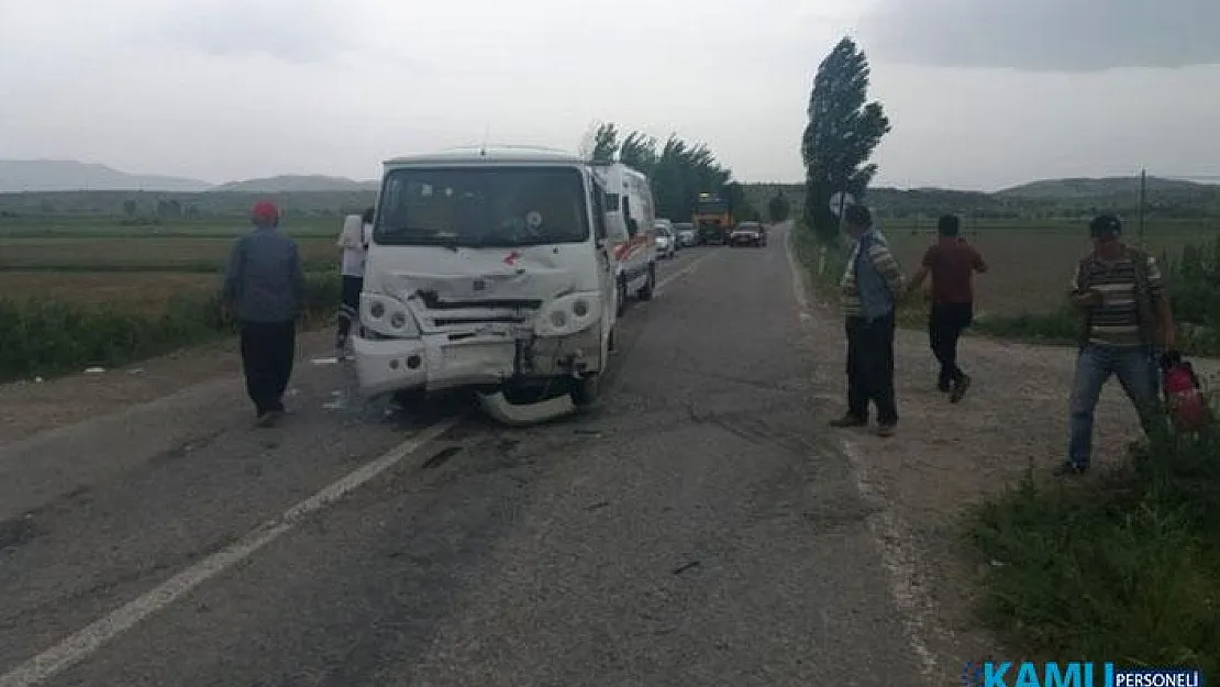 Öğrenci Servisi İle Traktör Çarpıştı! 13 Öğrenci Yaralandı
