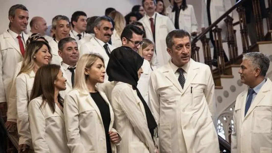 Öğretmenlerden gelen yoğun talep üzerine öğretmen önlükleri değişti!