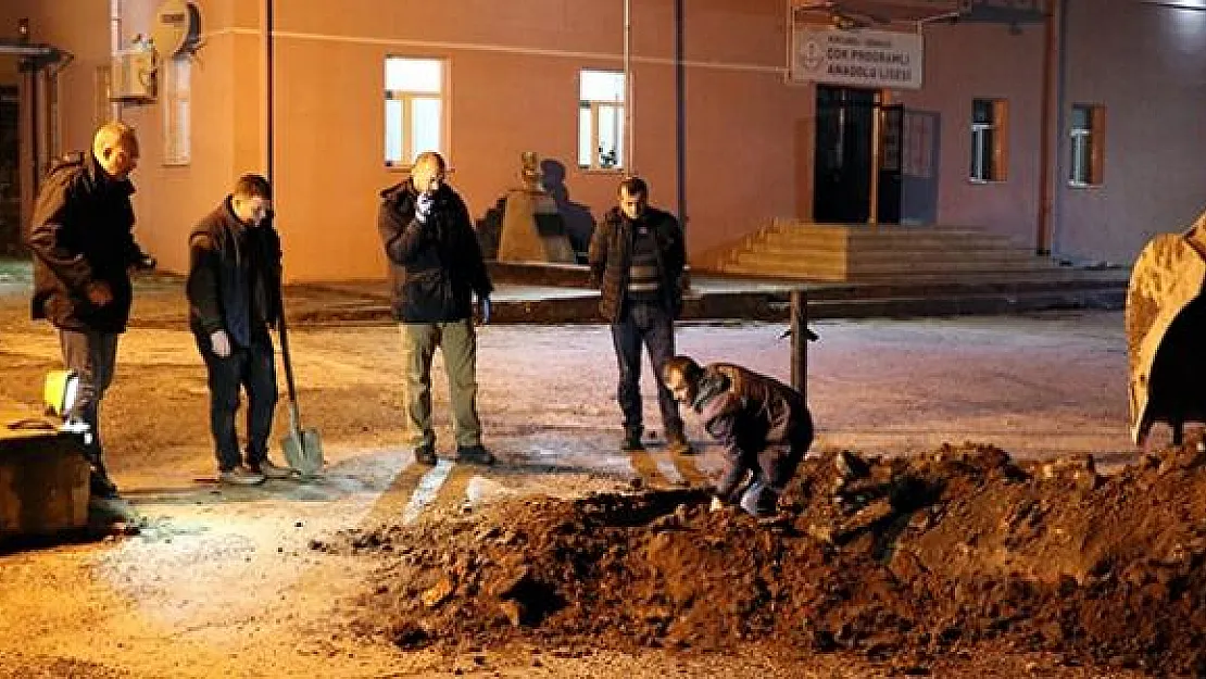 Okul Bahçesinde Kazı Yapıldı ! İnsan Kemikleri Bulundu