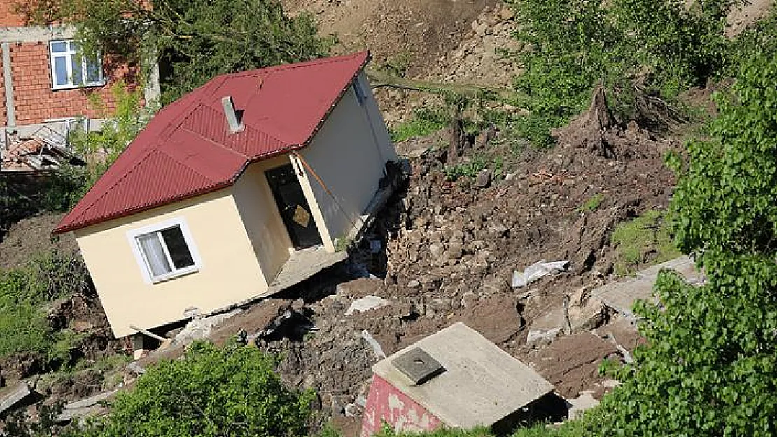 Ordu Aybastı'daki heyelanlı bölgede 15 ev yıkıldı! Mahalledeki cami yana yattı...