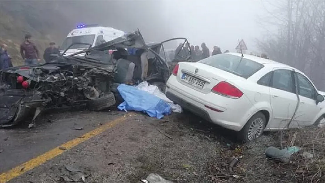 Ordu'da Feci Trafik Kazası- Öğrenci Servisiyle Otomobil Çarpıştı- Ölüler ve Yaralılar Var