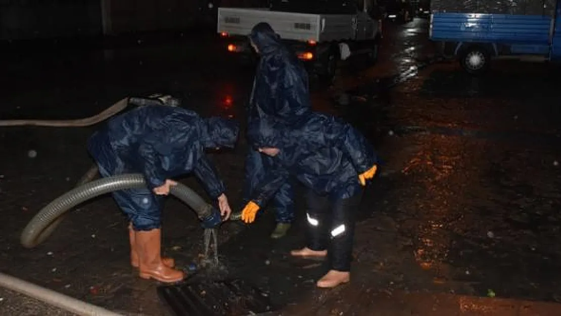 Ordu'nun Altınordu ilçesinde sağanak yağış yüzünden bazı işyerlerini su bastı!