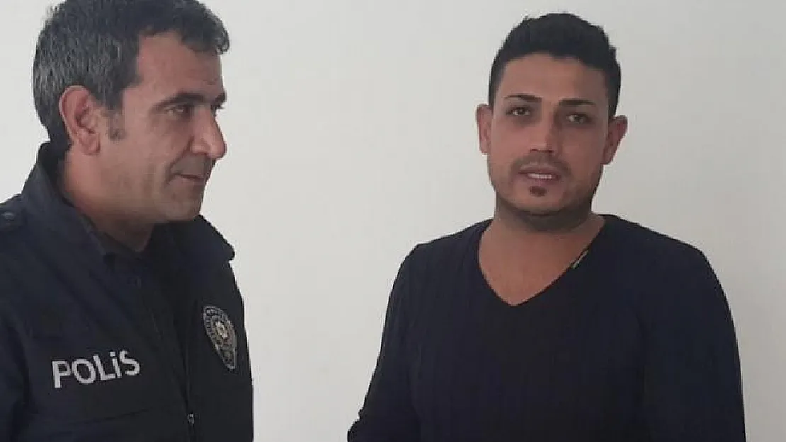 Ortaokul öğrencisi yolda bulduğu cüzdanın sahibine ulaşmasını sağladı