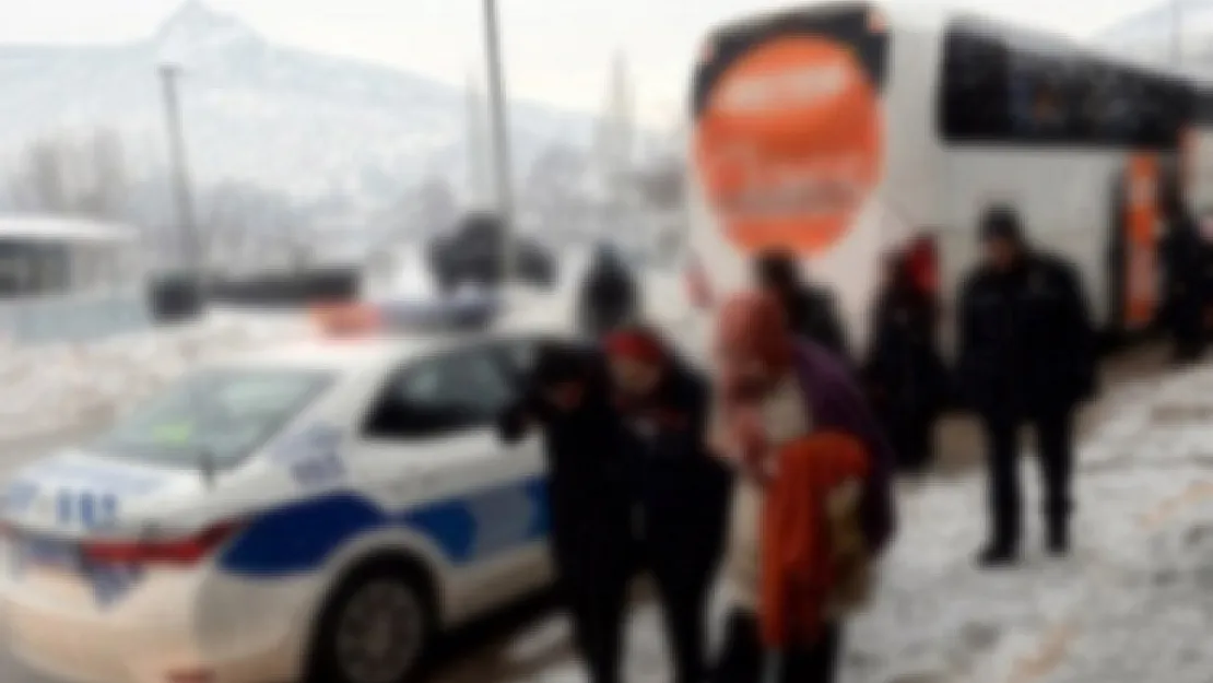 Otobüsün Kırılan Camını Naylonla Kapatıp Hiçbir Şey Yokmuş Gibi Yoluna Devam Etti!