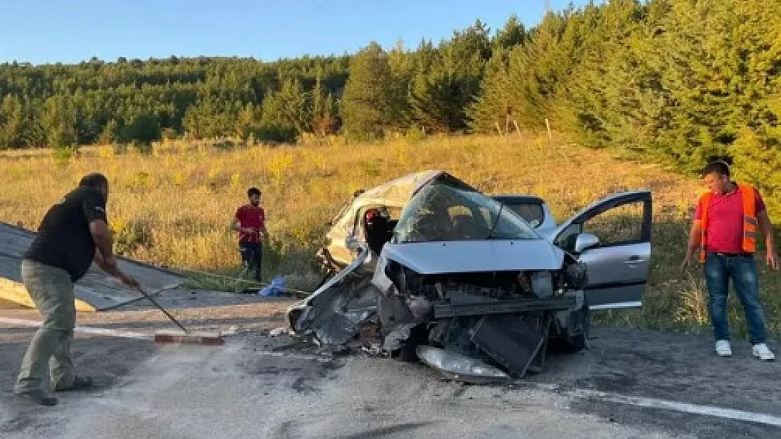 Otoyol kan gölüne döndü! Ekipler hemen akın etti: Çok sayıda ölü ve yaralı var