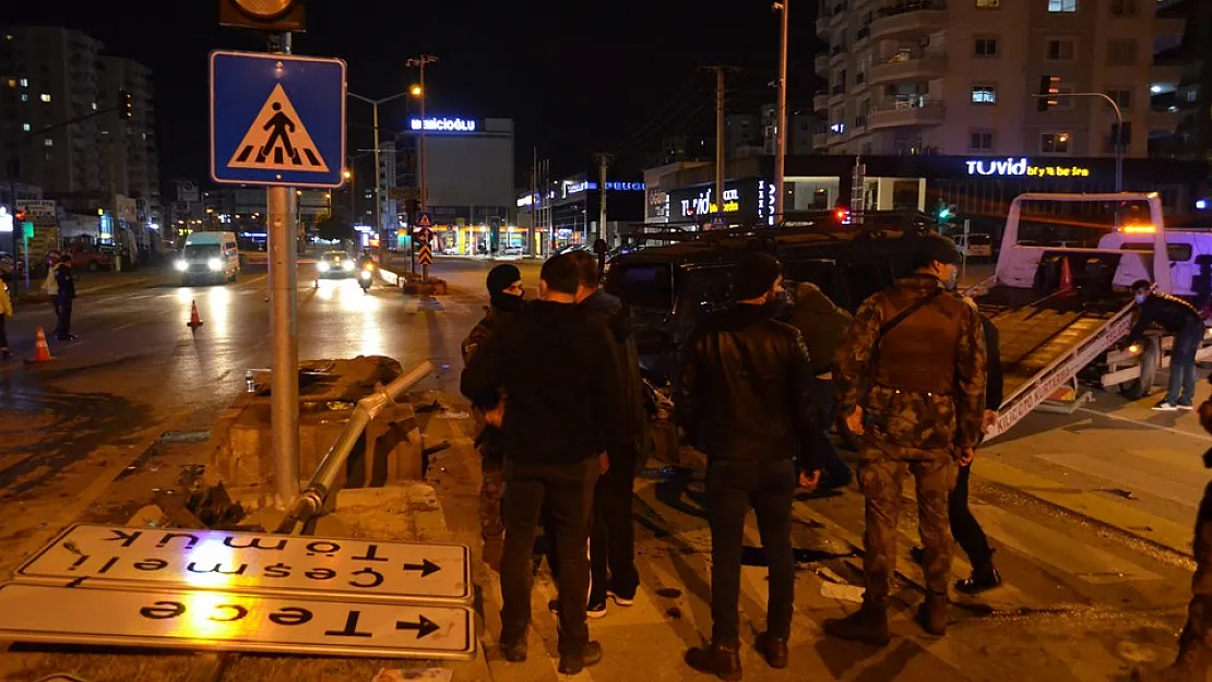 Özel harekat polislerini taşıyan zırhlı araç kaza yaptı! Çok sayıda yaralı var