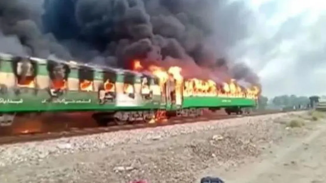 Pakistan'da Yolcu Treni Bir Anda Alev Aldı ! En Az 62 Ölü