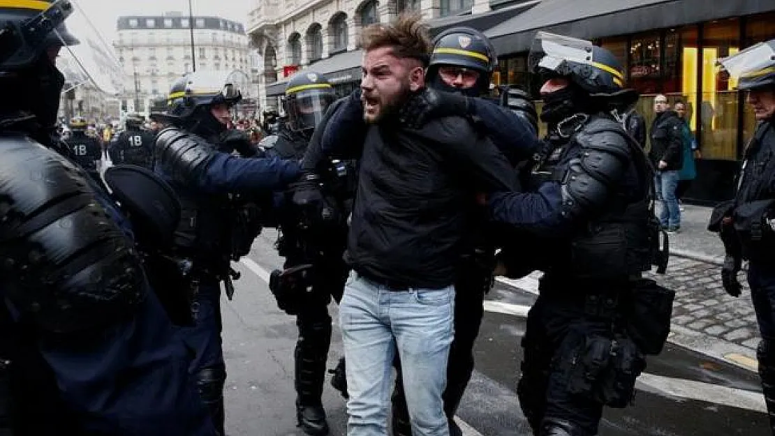 Paris'teki gösteride polisi döven boksöre hapis cezası