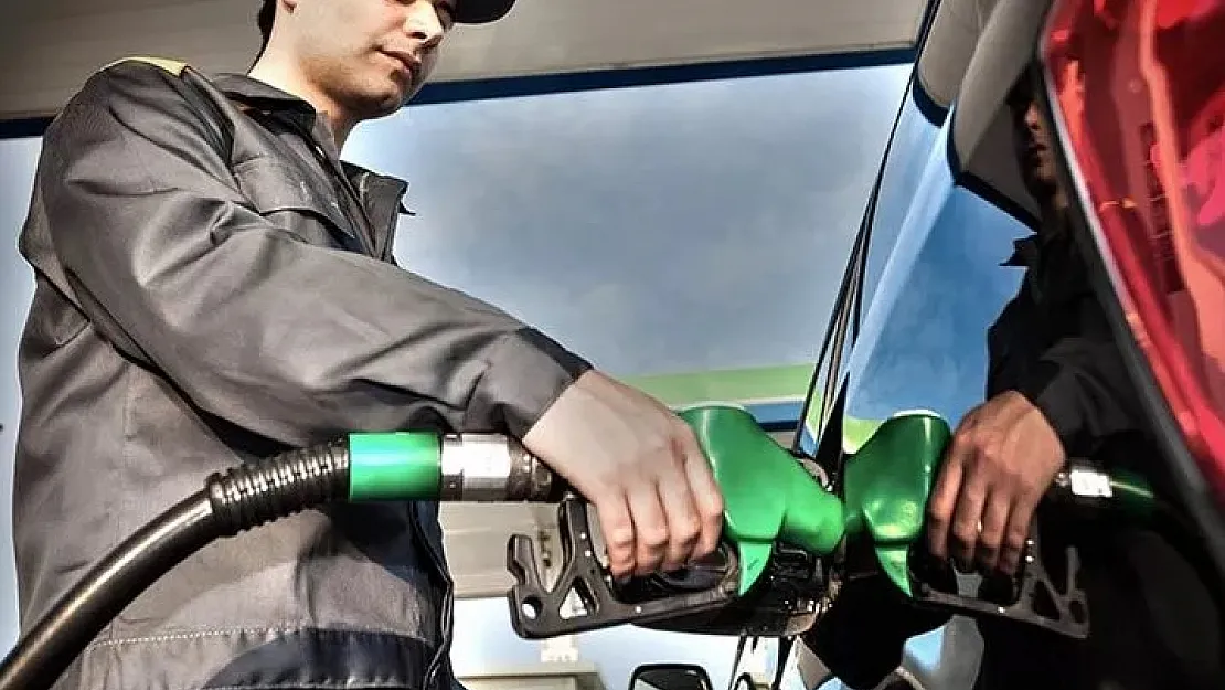 Peş peşe zam sonrası akaryakıta indirim! Benzin motorin ve LPG'ye rekor indirim yapıldı: İşte illere göre yakıt fiyatları