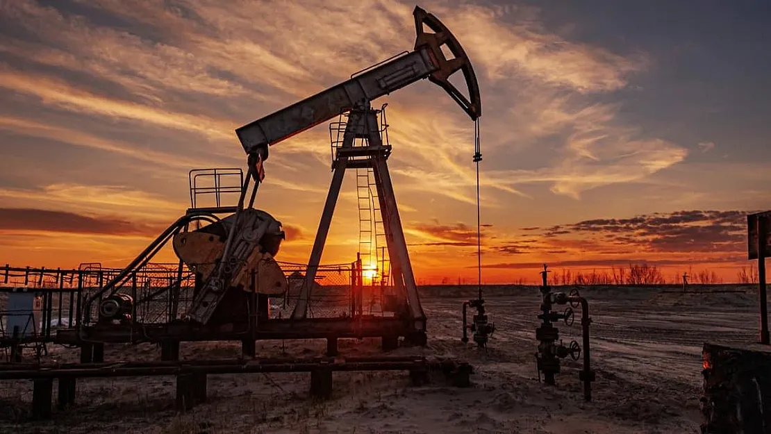 Petrol Fiyatları Çin'in Ekonomik Teşvikleri ve ABD'deki Fırtınalarla Yükseliyor