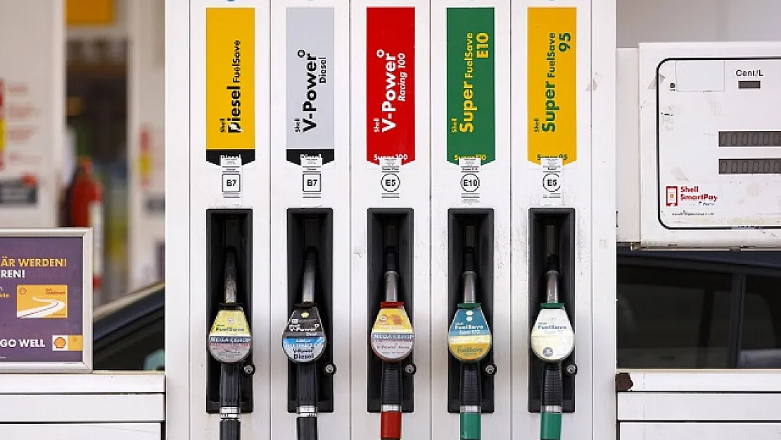 Petrol fiyatları haftanın son işlem gününde sert düştü! Brent petrol, savaş öncesi seviyelere geriledi