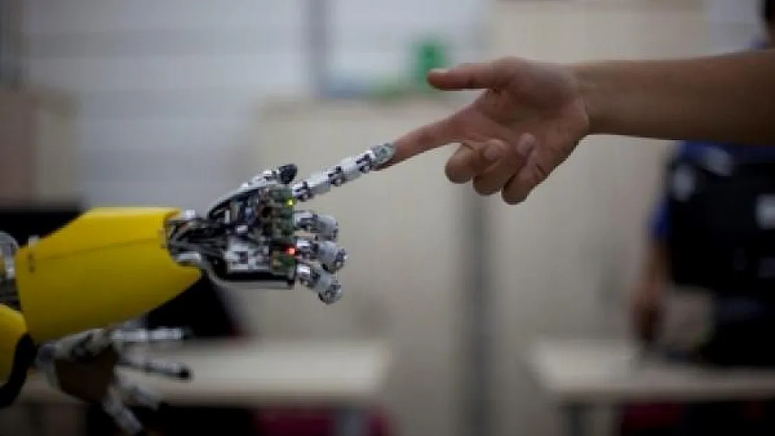 Prof. Dr. Mesut Akdere'den Flaş Açıklama: Derslere Robot Öğretmenler Girecek