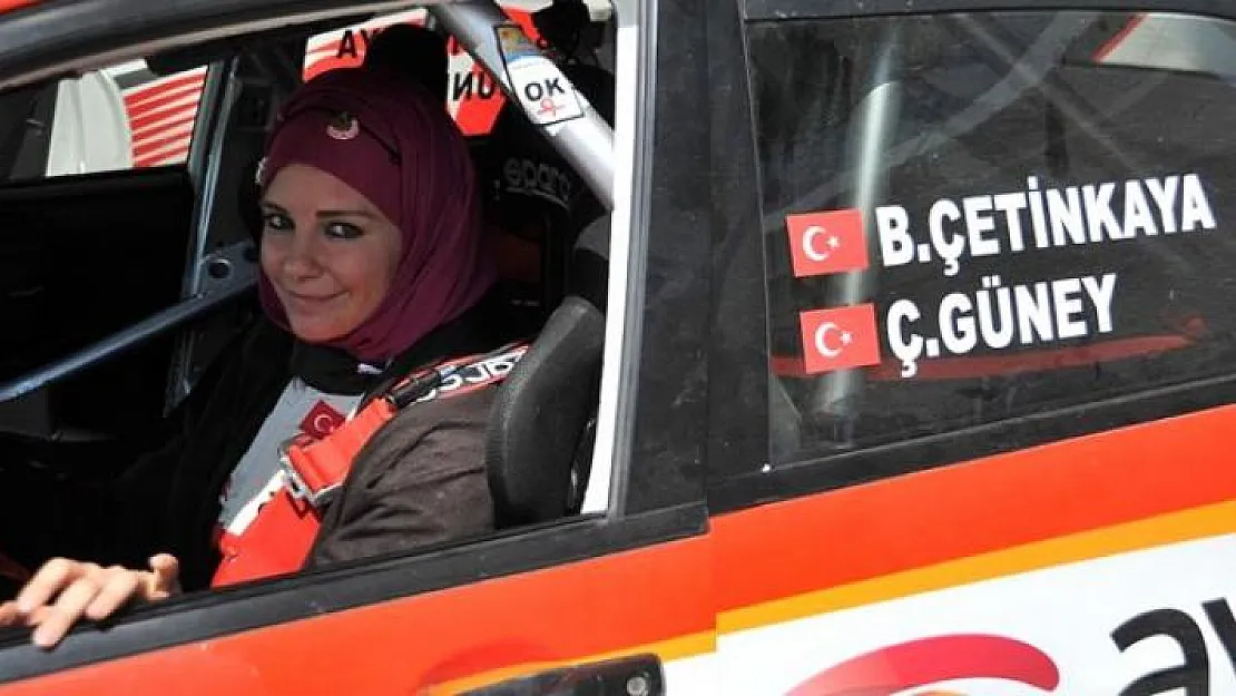 Rallici Burcu Çetinkaya, Eşi Mehmet Fatih Bucak'ın CHP Adayı Olmasından Dolayı Türkiye Gazetesi'nden Kovuldu