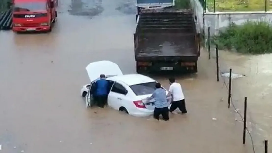 Rize'de sağanak yağış büyük sel felaketine neden oldu!