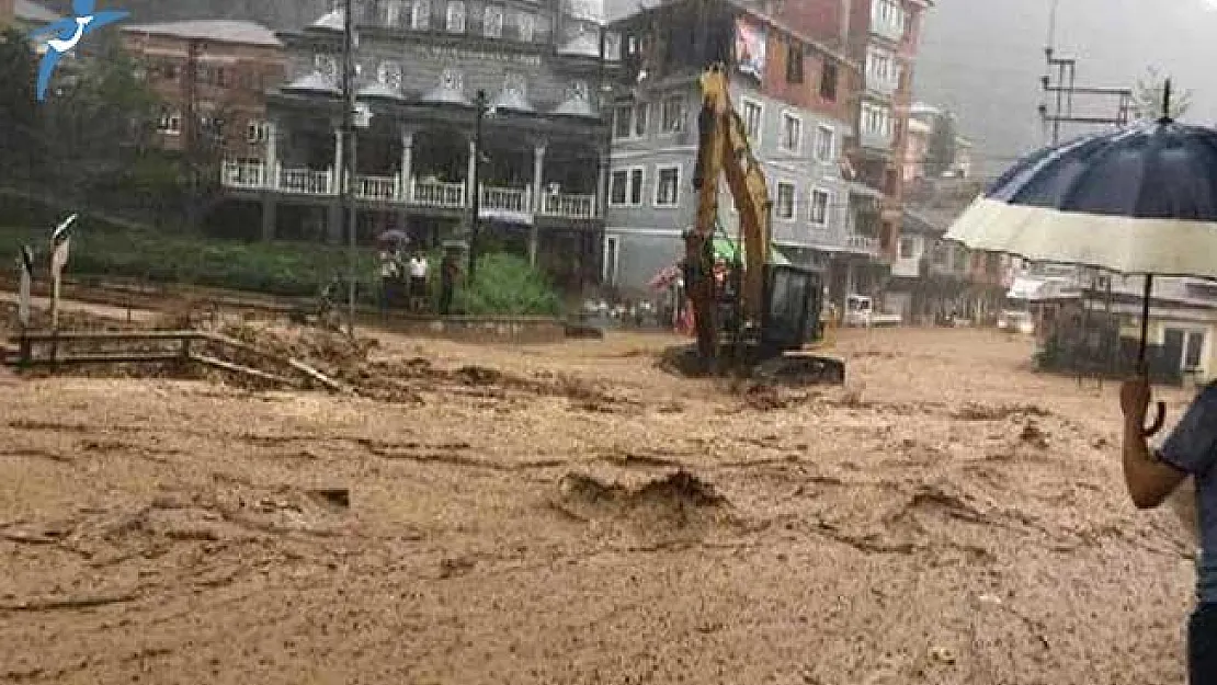 Rize'yi Sel Vurdu ! Belediye Başkanı &quotBatıyoruz" Paylaşımı Yaptı