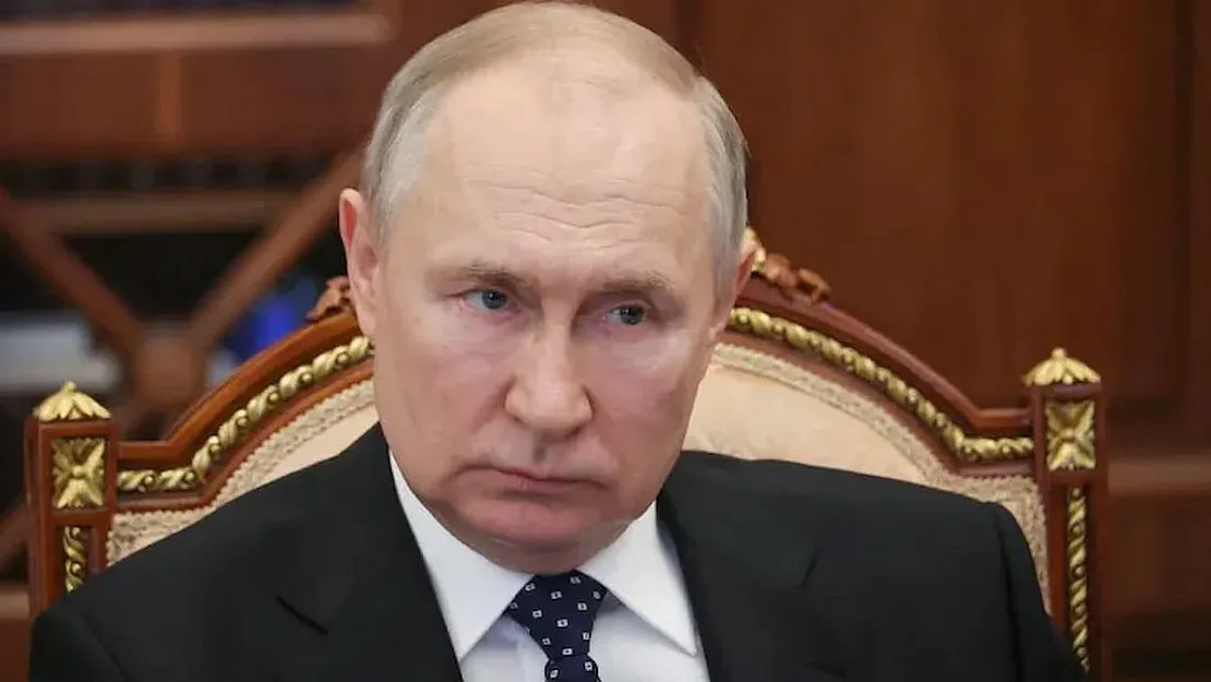Rus rublesi dolar karşısında 100′ü geçti, Putin'in danışmanı merkez bankasını eleştirdi