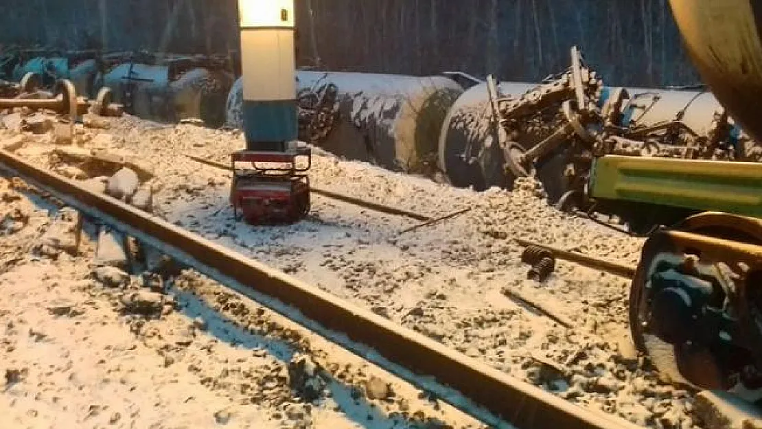 Rusya'da, askeri teçhizatlı 35 tren vagonu raydan çıktı