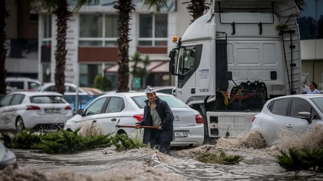 Sabah saatlerinde uyarılar peş peşe geldi! 7 bölge 17 ile çok kuvvetli sağanak yağış geliyor! Olumsuzluklara karşı acil önlem alın!