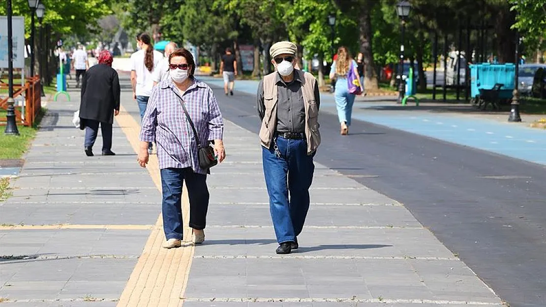 Sağlık Bakanı Koca resmen duyurdu! 65 yaş ve üstü vatandaşlar için flaş karar alındı