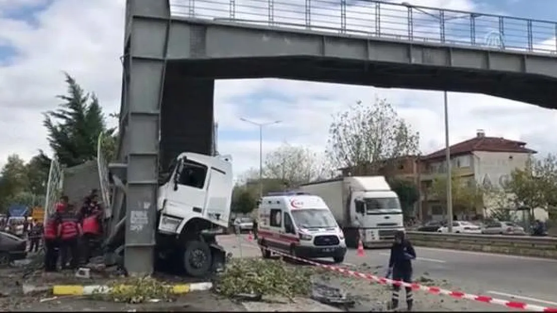 Sakarya'nın Pamukova ilçesinde feci trafik kazası