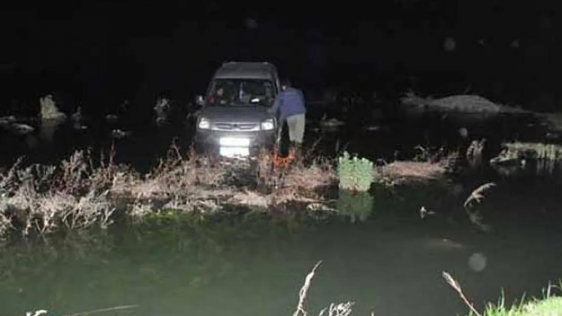Samsun Bafra'da Kızılırmak Nehri'nde su seviyesi yükselinde araç içerisinde mahsur kaldılar