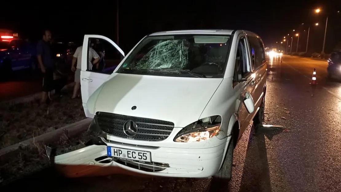 Samsun'da Minibüsün Çarptığı Otomobil Takla Attı: 2 Yaralı