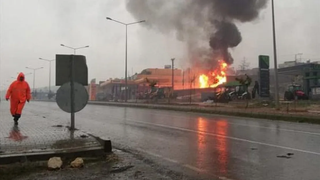 Şanlıurfa Bozova İlçesinde akaryakıt istasyonunda patlama!