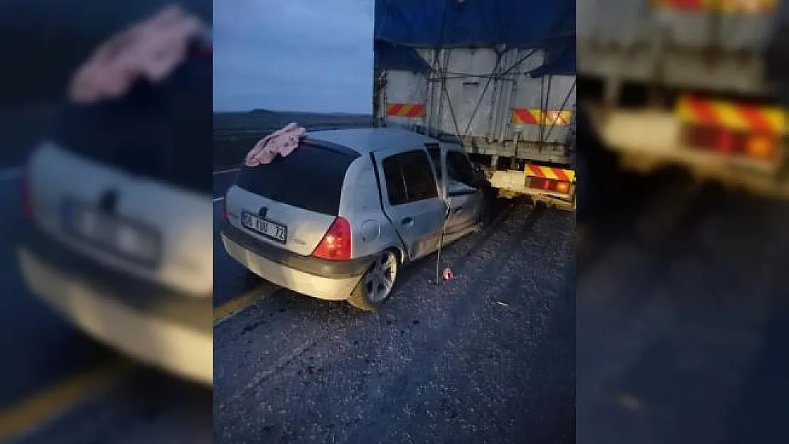 Şanlıurfa'da otomobil tıra çarptı: 8 yaralı
