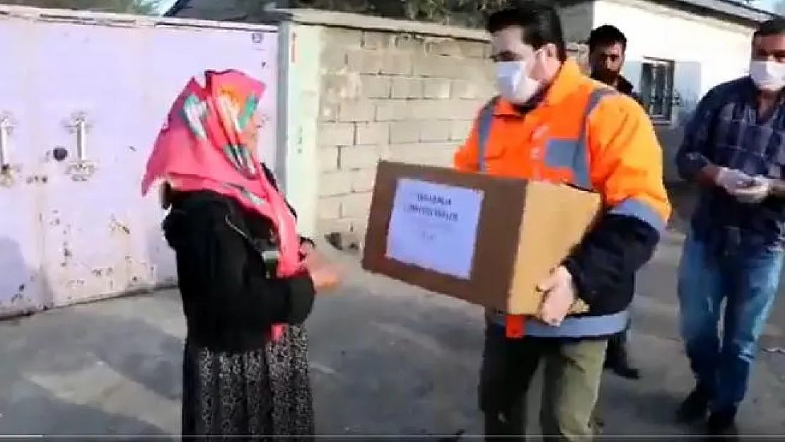 Savcı Sayan yoksulluğun gözü kör olsun deyip yaptığı yardımları paylaştı!