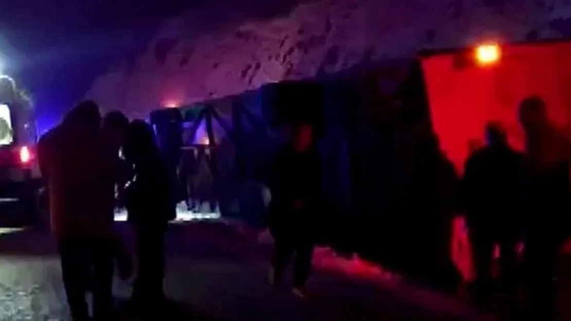 Şehirler arası yolcu otobüsü kaza yaptı! Çok sayıda ölü ve yaralılar var
