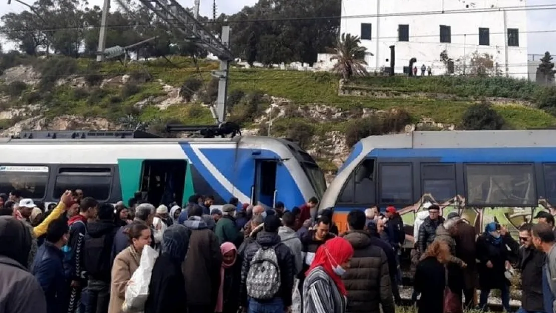 Şehirlerarası Sefer Yapan Trenler Çarpıştı! Onlarca Kişi Yaralandı!