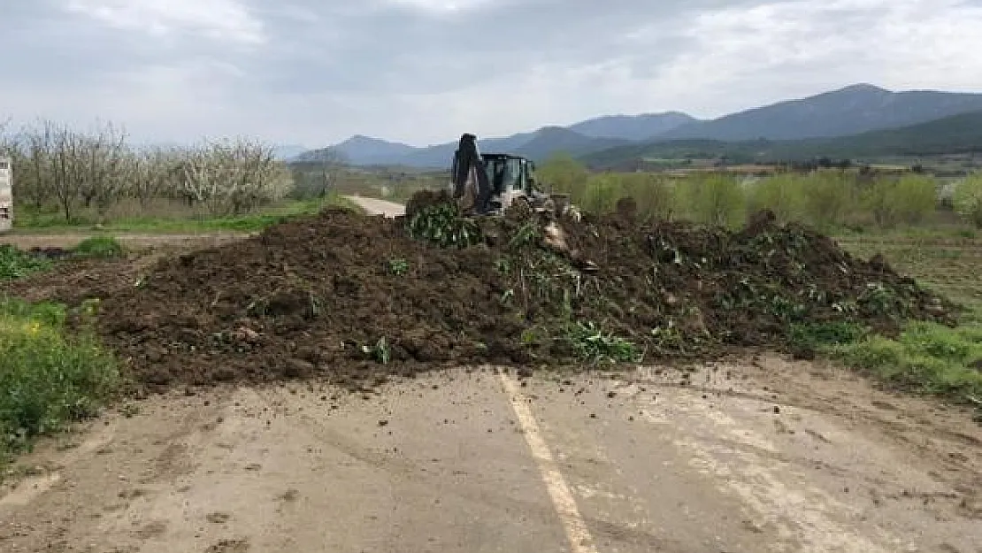 Şehre giriş ve çıkışları toprak ile kapattılar!