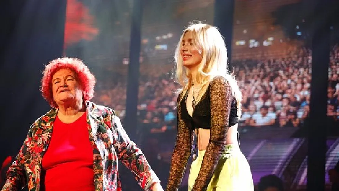 Selda Bağcan konserinde dinleyicilerine Aleyna Tilki sürprizi yaptı, ortalık yıkıldı! 'Soğuk bir su içmem lazım!'