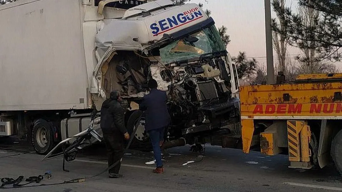 Seyir Halindeki TIR Kontrolden Çıktı! Etraf Savaş Alanına Döndü