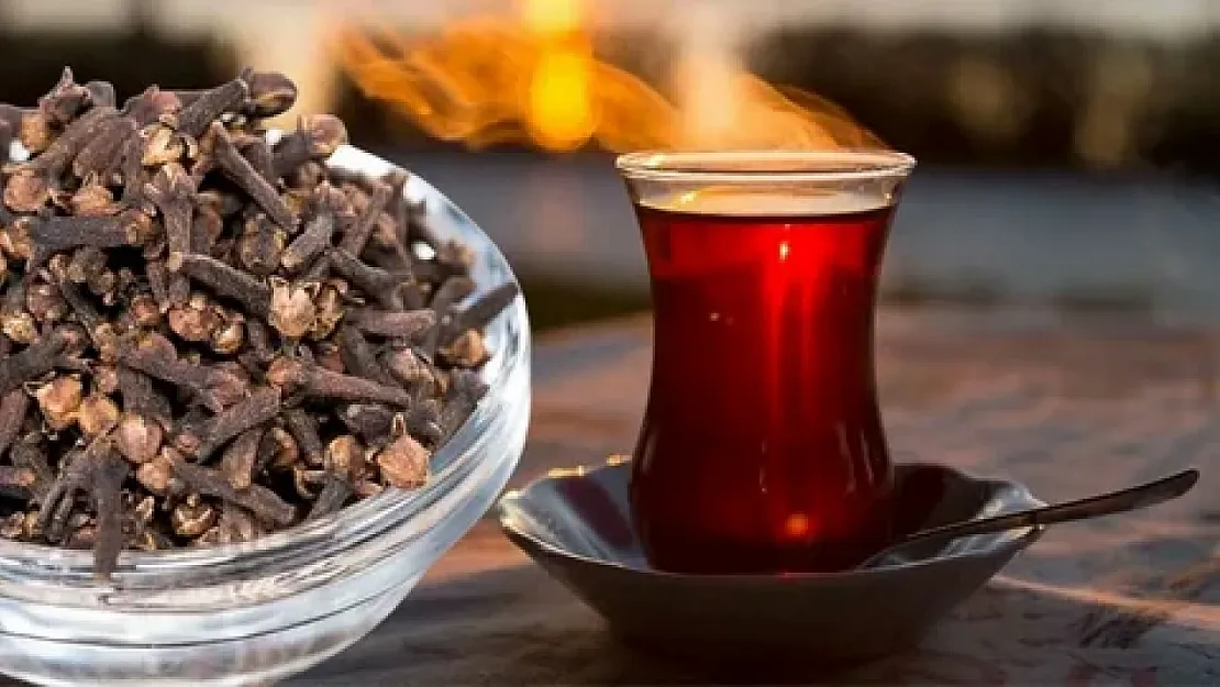 Sıcak Çaya 2 Tane Atın, Vücudunuz Şaşırtıcı Etkisini Hemen Hissetsin: İnsülini Dengeleyip Kas Ağrısını Siliyor!