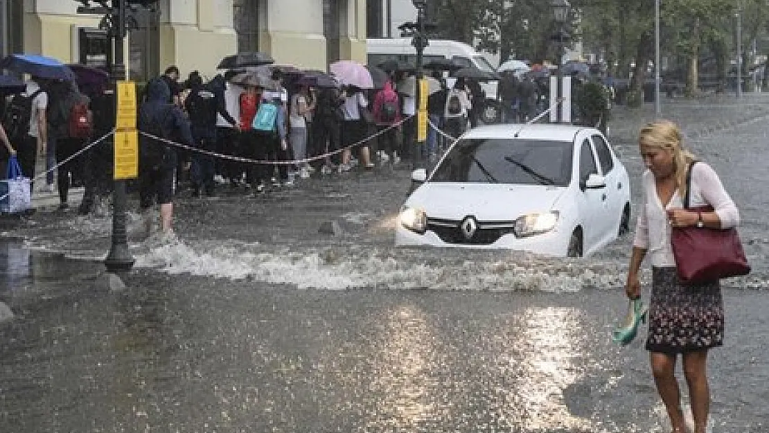 Sıcaklıklar çok ani düşecek! Mont, bot, yağmurluk ne varsa hemen çıkartın: Tarihi belli oldu, ortalık yine sel gidecek