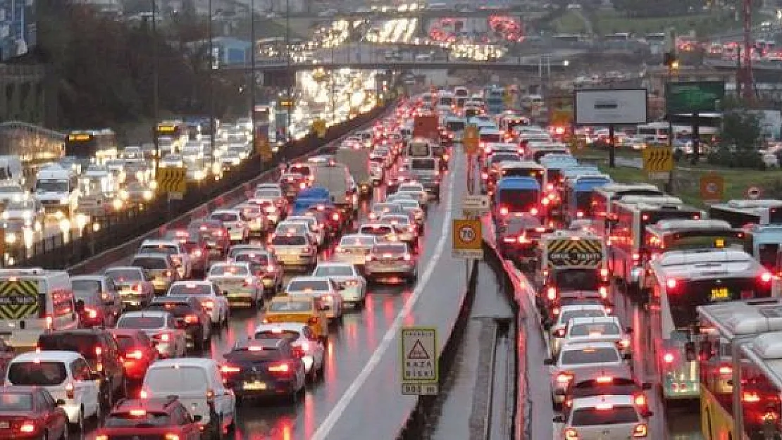 Şiddetli yağış İstanbul trafiğini felç etti! İDO seferleri iptal!
