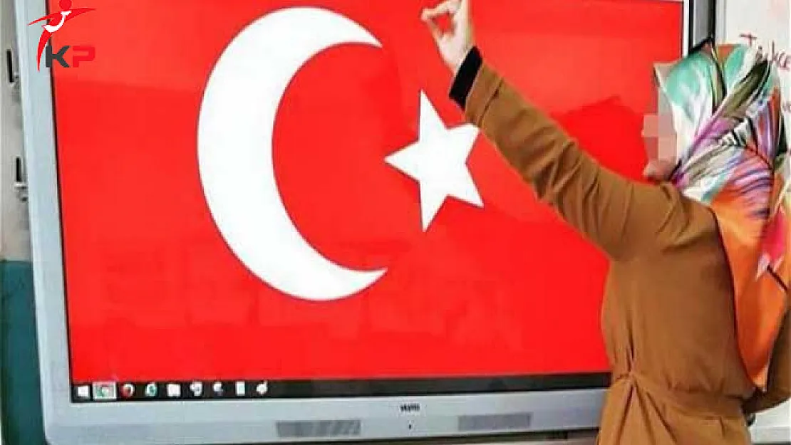 Sınıfta Bozkurt İşareti Yapan Öğretmen İşinden Oldu!