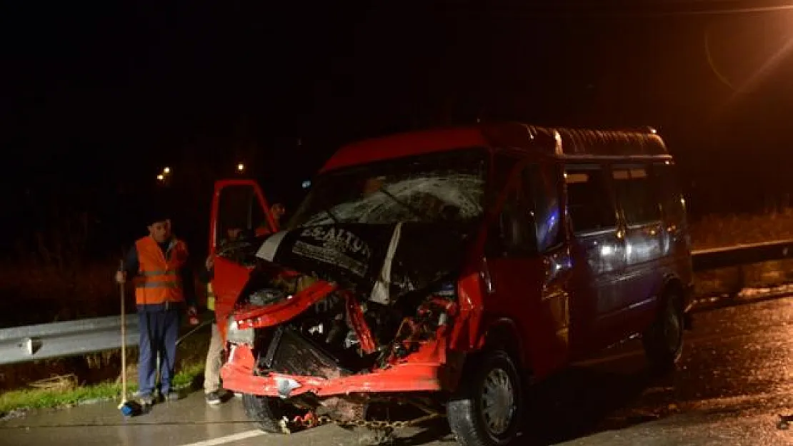 Sinop'ta iki minibüs çarpıştı: 13 yaralı